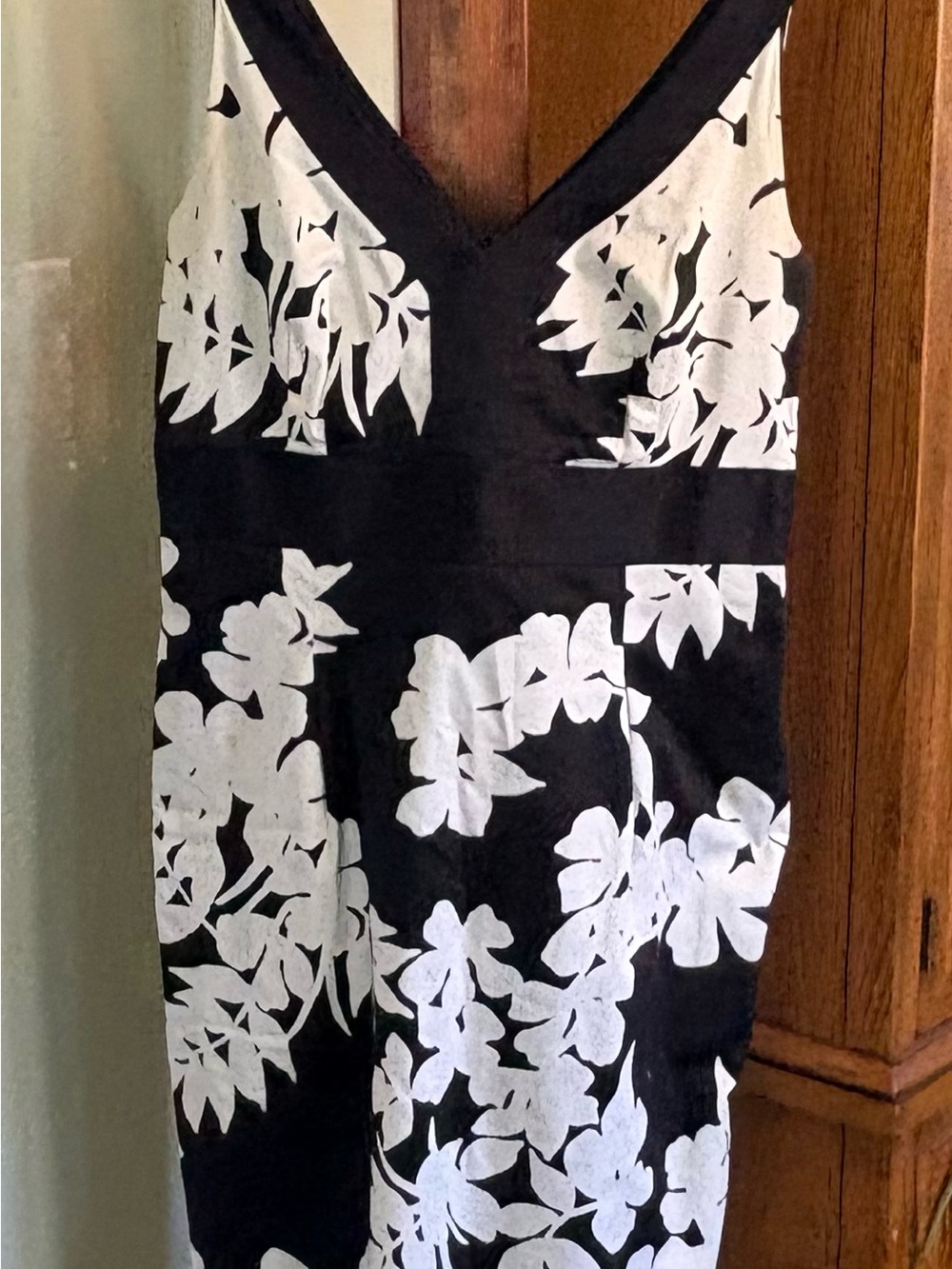 White House Black Market Black and White Floral V-Neck Sheath Dress